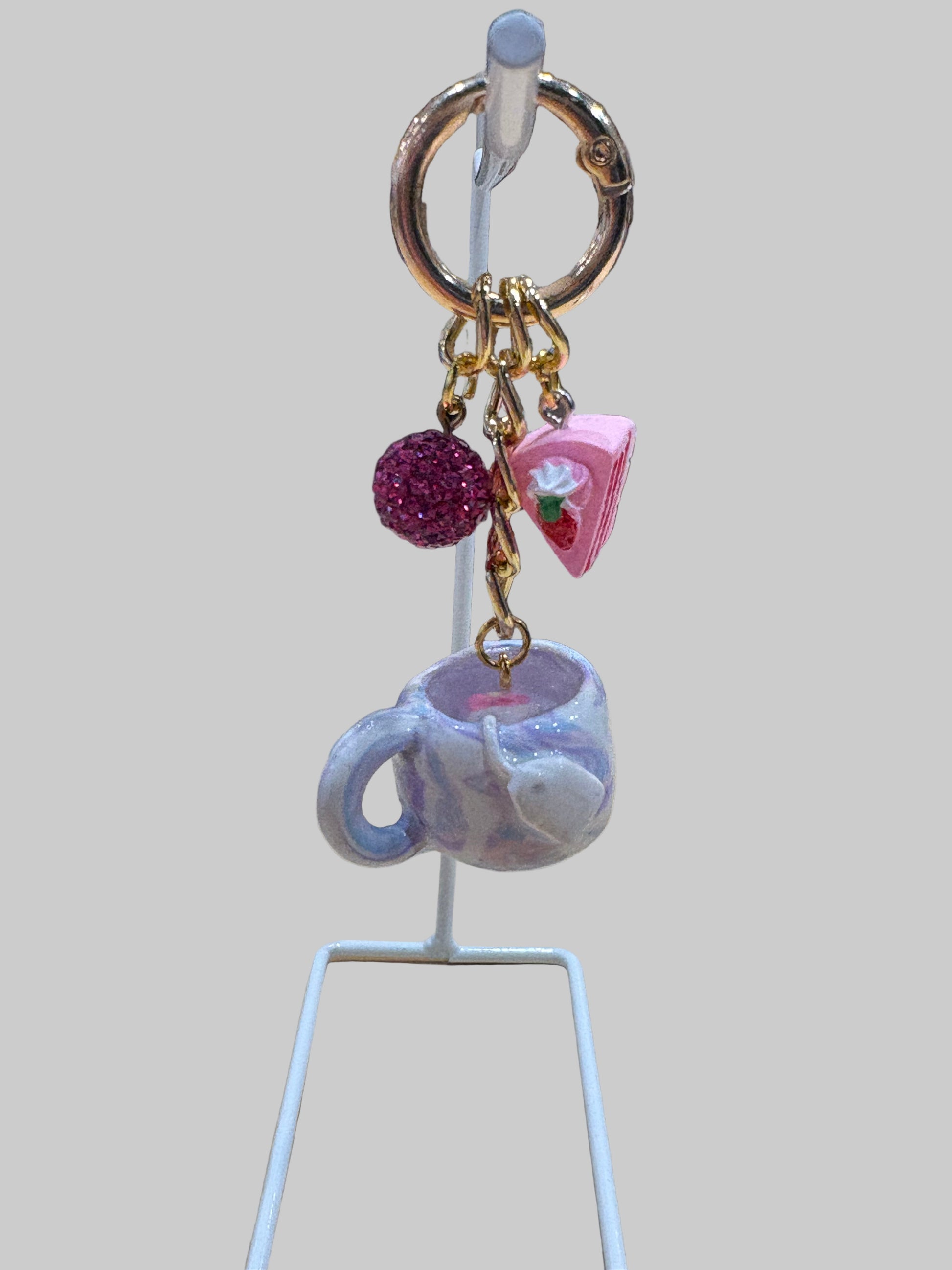 Tiny tea-themed keychain made from resin and polymer clay, featuring a small teacup charm paired with a miniature tea bag. The design is cute and whimsical, adding a playful touch to keys, bags, or backpacks while remaining lightweight and durable.